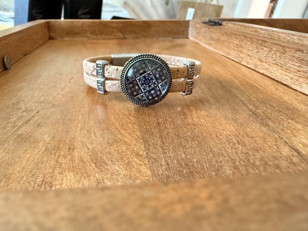 Armbänder & -reifen: Kork Armband mit Medaillon – Gebraucht aus Rorschacherberg von galylea