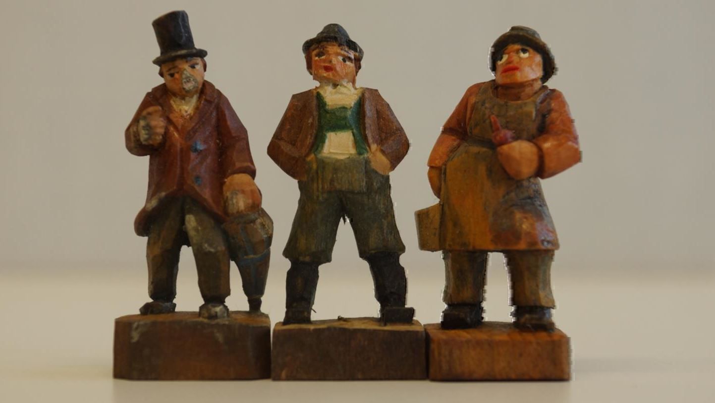 Sculture & Statue: 3 Männer, geschnitzt – Nuovo e nell'imballaggio originale da Brienz BE venduto da P.Edelweiss
