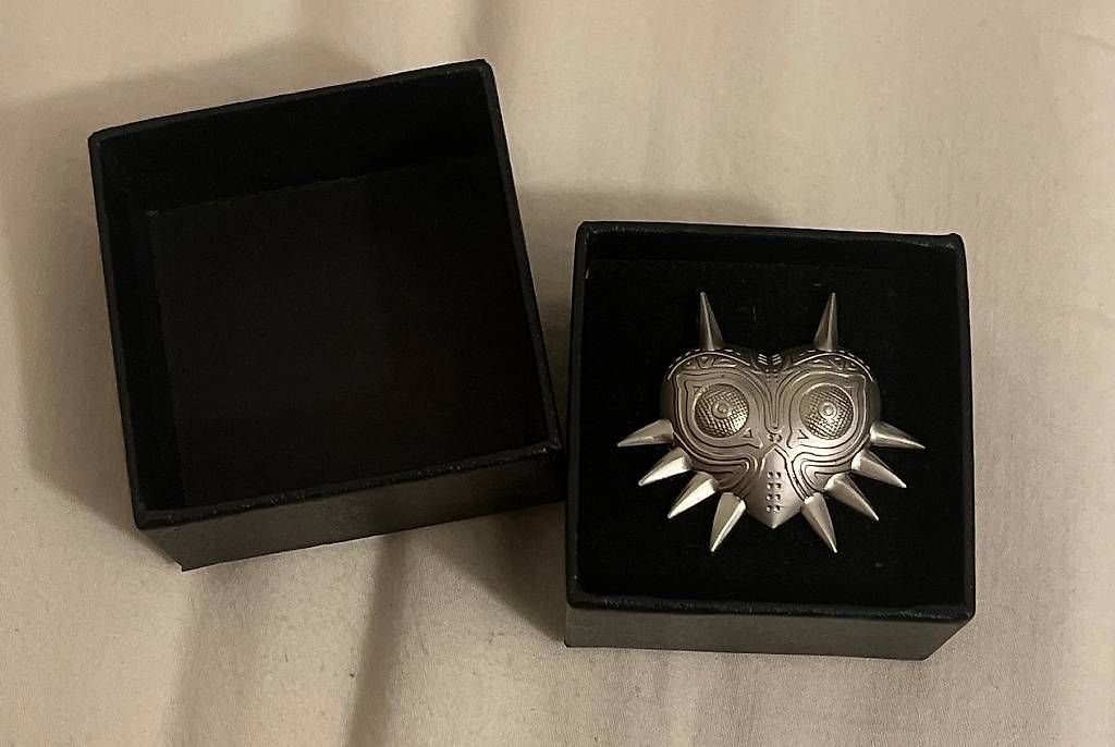 Broschen & Nadeln: Majoras Mask Brosche/Pin – Gebraucht aus Bühl BE von 123_w7rv