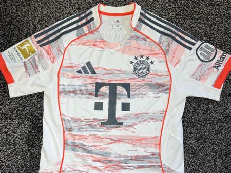 25-26 AWAY Trikot *95* FC Bayern *Gerd 9* *Franz 5* Vers 12F