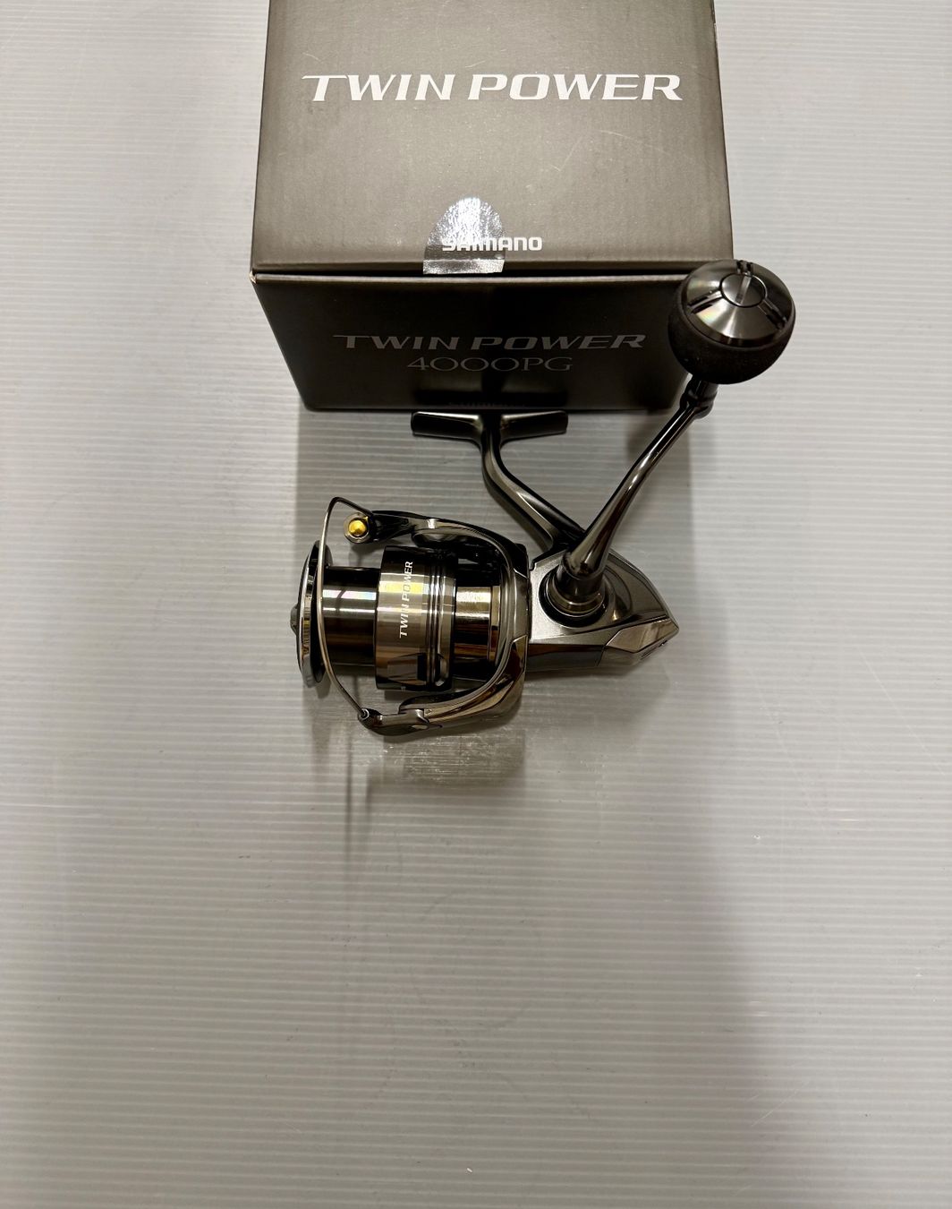 Shimano Tamburi & Mulinelli: Shimano Twin Power 4000PG-FE – Nuovo e nell'imballaggio originale da Trimbach venduto da duri..