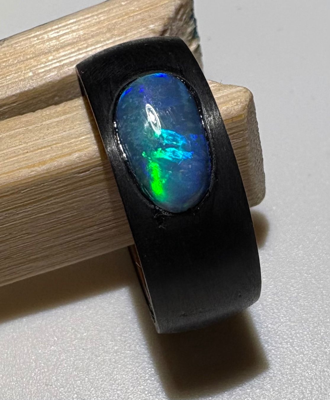 Anelli: Opal Ring Holz/Carbon, Gr.55 Lightning Ridge Australien – Nuovo (secondo la descrizione) da Wilen b. Wil venduto da Tschirio 1