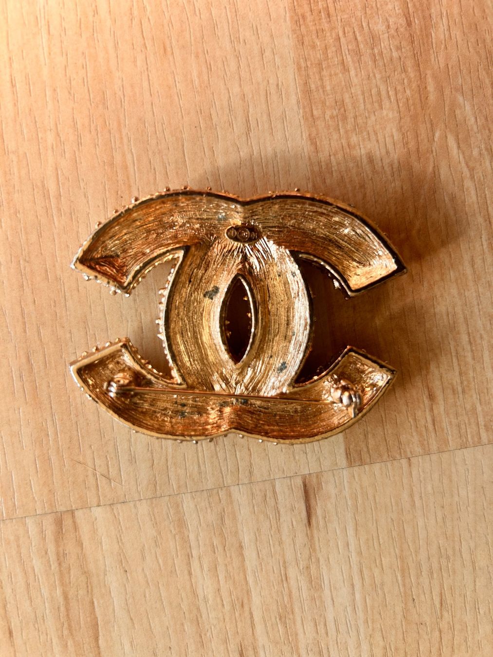 Chanel Broches & Aiguilles: Chanel Brosche Logo goldfarben Perlen gebraucht – D'occasion à Hirzel par ver_rxz8 2