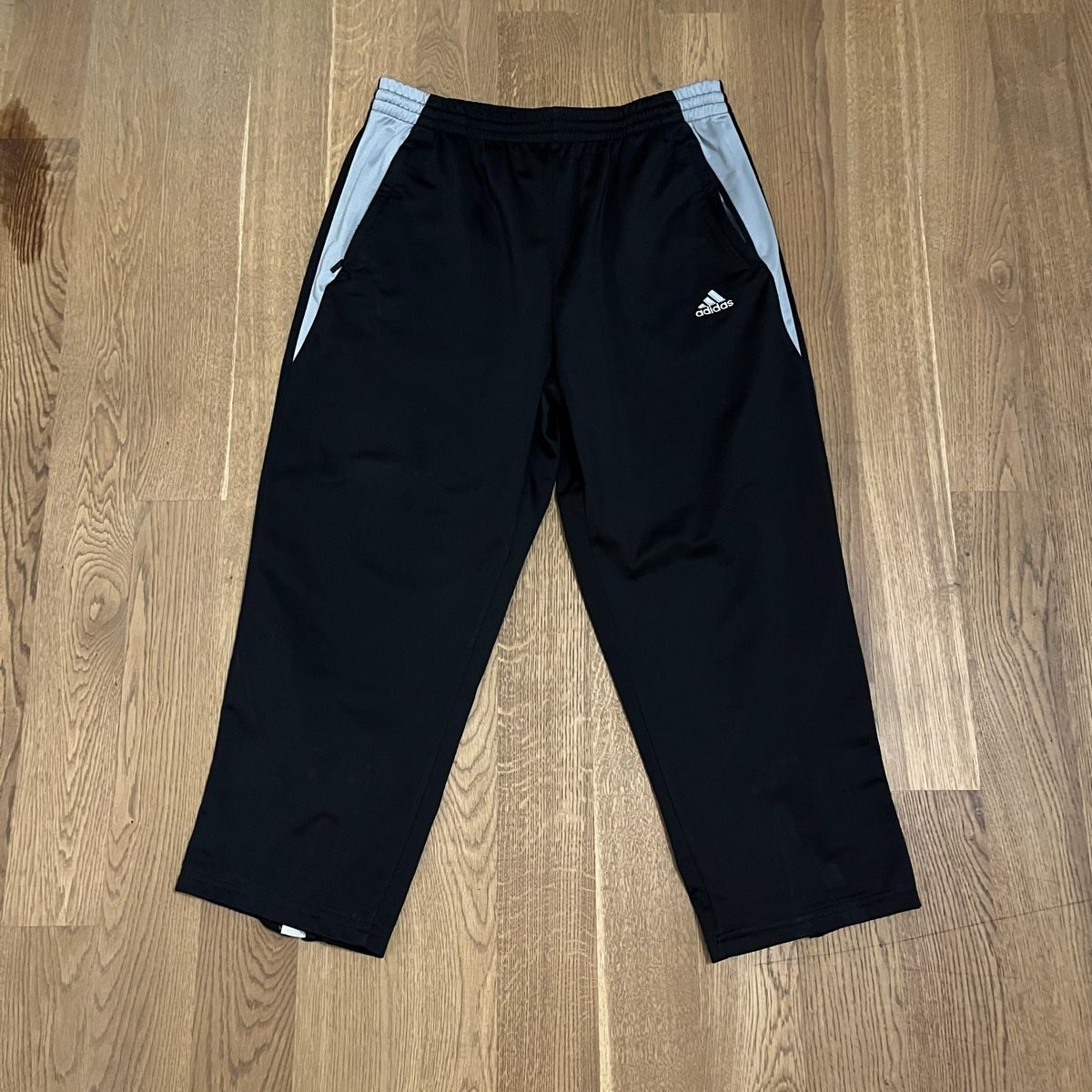 Adidas Pantaloni: Adidas Jogginghosen – Nuovo (secondo la descrizione) da Dietlikon venduto da Elpatron12