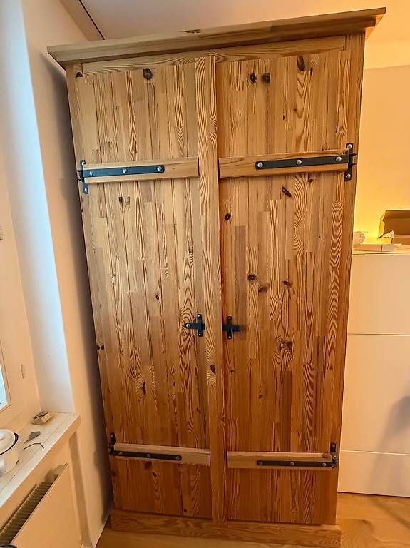 Ikea Armoires: Schöner Holzschrank massiv – D'occasion à Cham par men_898q