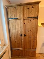 Schöner Holzschrank massiv