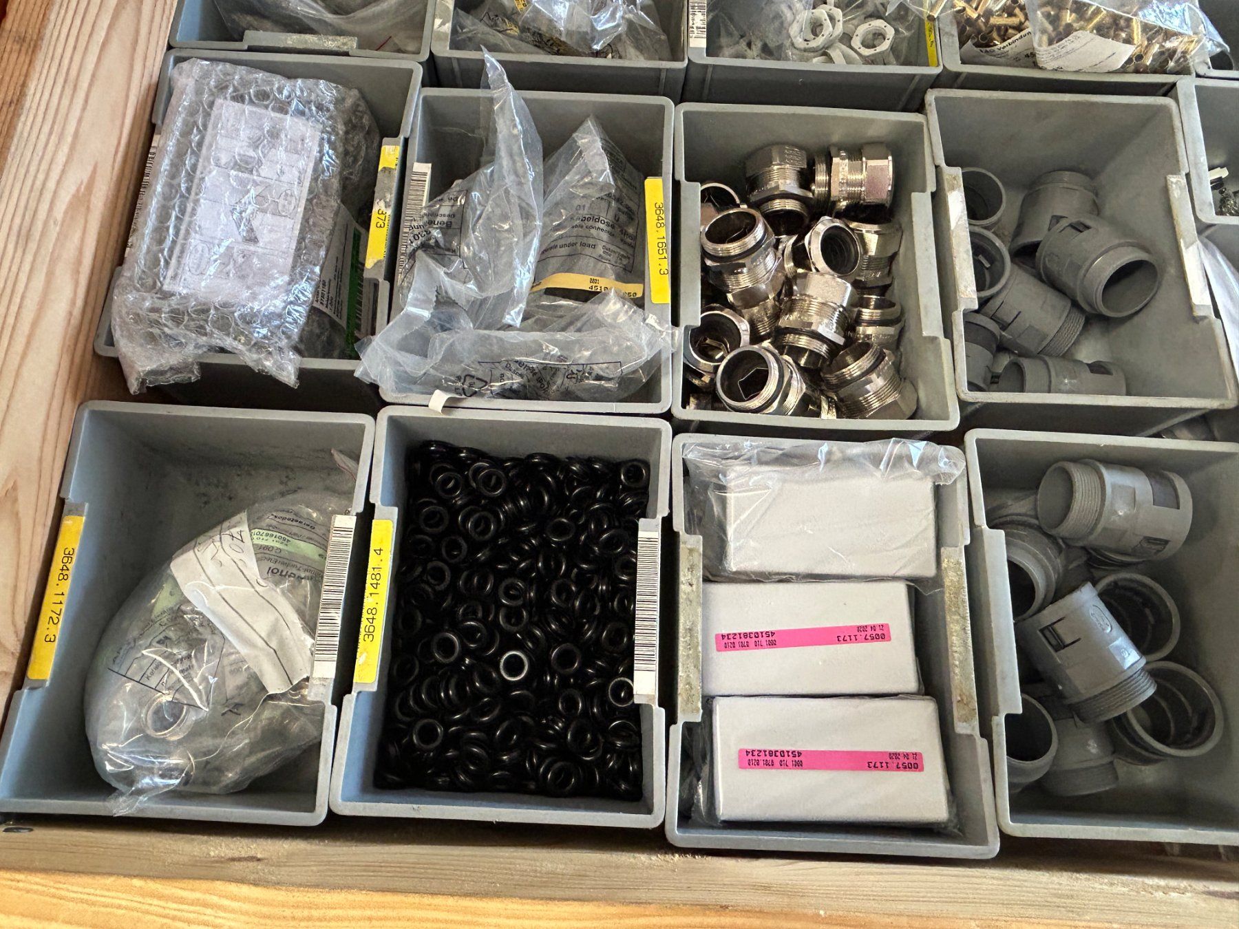 Stecker: Palette voller Elektromaterial – Neu (gemäss Beschreibung) aus Zofingen von Maschinenfabrik 1