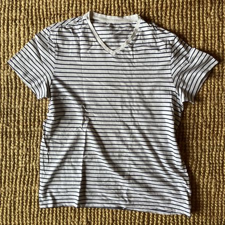 Gesteiftes V Neck T-Shirt von H&M (EUR M)