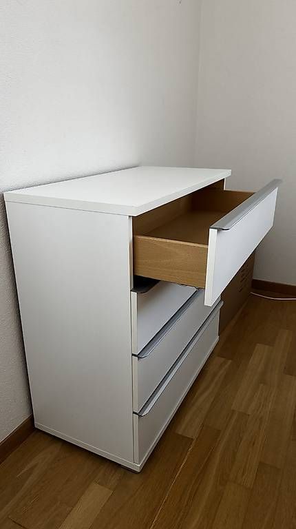 Commodes: Kommode, weiss – D'occasion à Allschwil par miirlee 2
