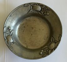 Assiette vintage en étain 95 % – décor de fruits