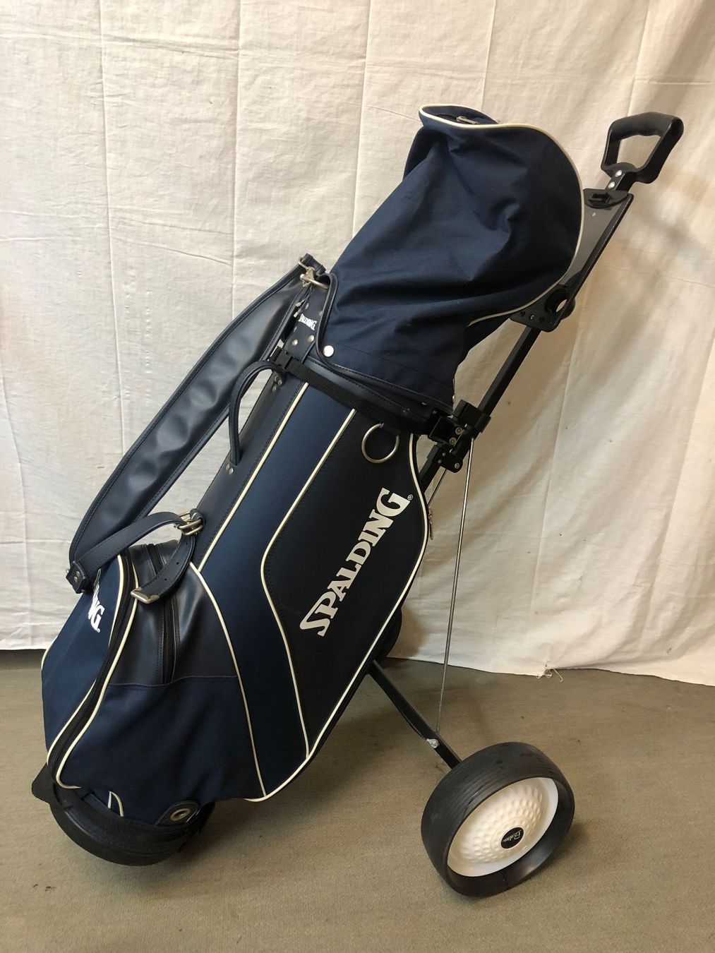 Spalding Clubs & Sets: Golfset komplett; Golftasche mit Wagen plus Schläger – D'occasion à Brunnen par Allerwaren