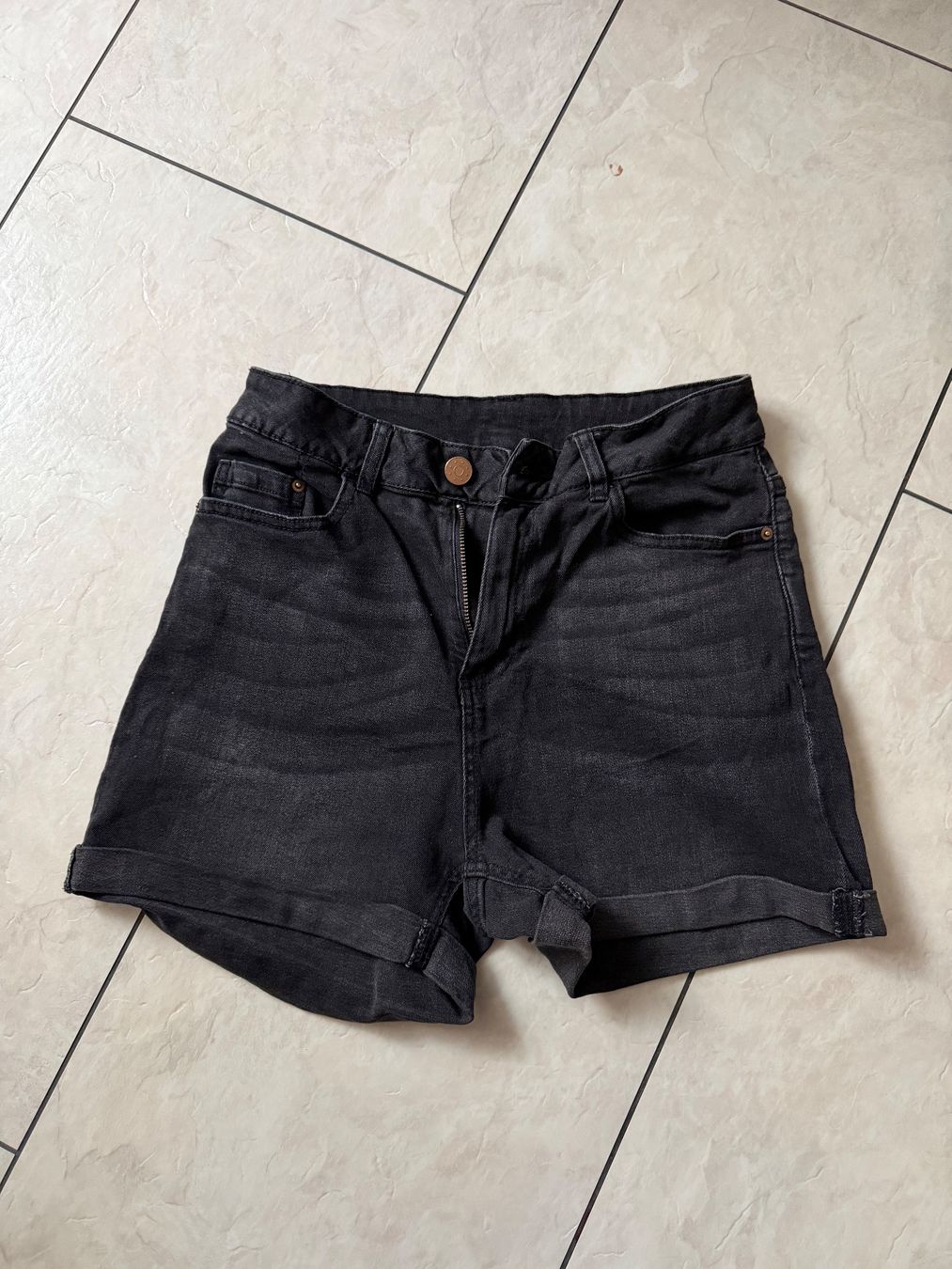 Pantaloni: black high-waisted shorts – Usato da Uetikon am See venduto da m1384