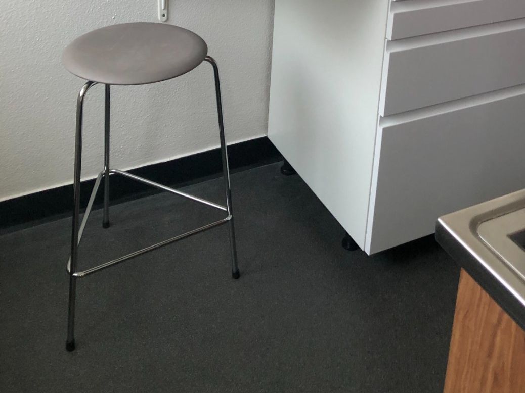 Fritz Hansen Hocker: 2x DOT Barhocker (Fritz Hansen) in Lava Grey – Gebraucht aus Zürich von frk-404 1