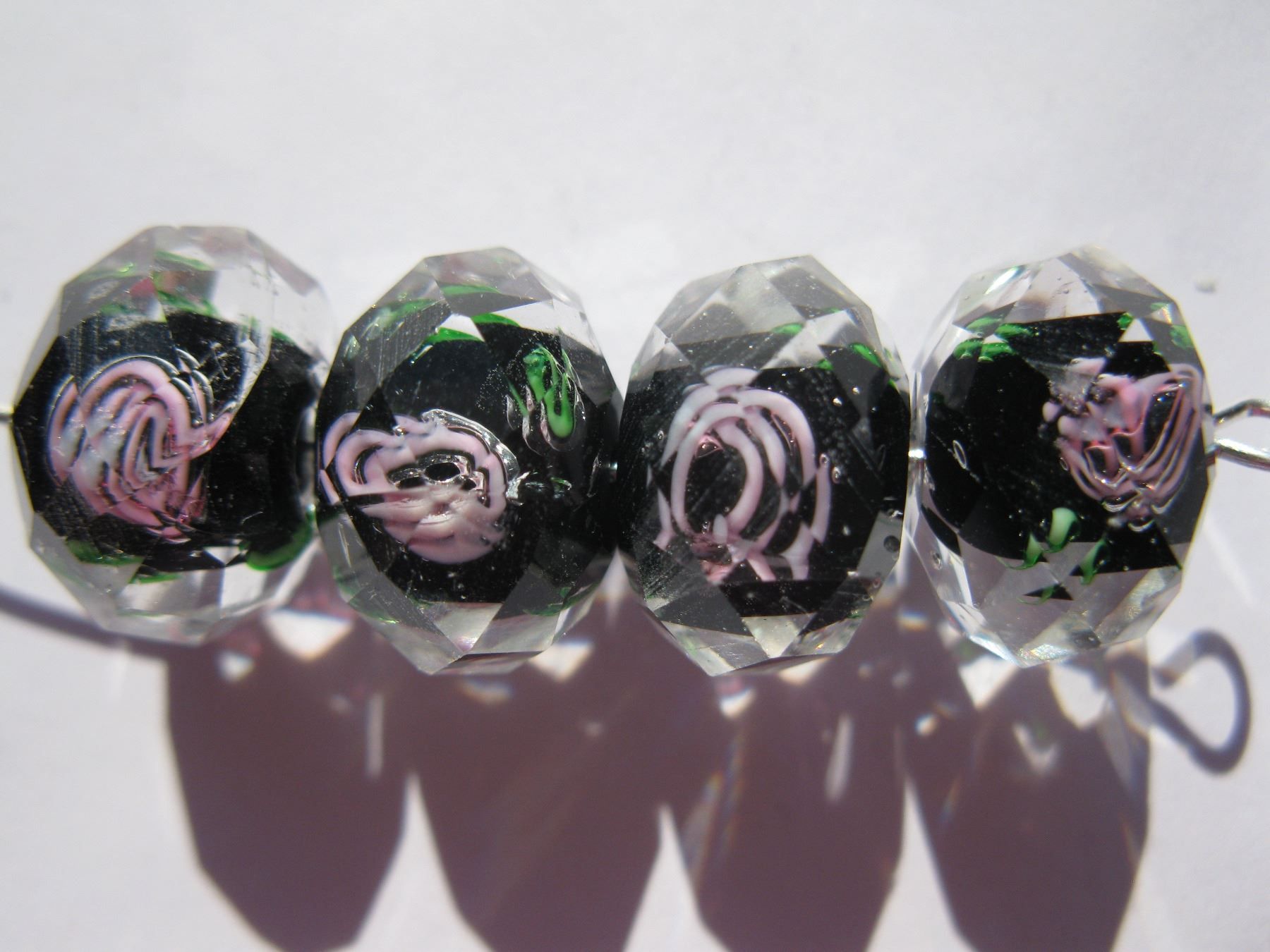 Perle (finte): 10 Glasperlen facettiert klar, schwarz, mit Blume 13mm – Nuovo e nell'imballaggio originale da St. Margarethen TG venduto da LuanaKa