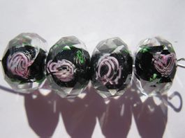 10 Glasperlen facettiert klar, schwarz, mit Blume 13mm