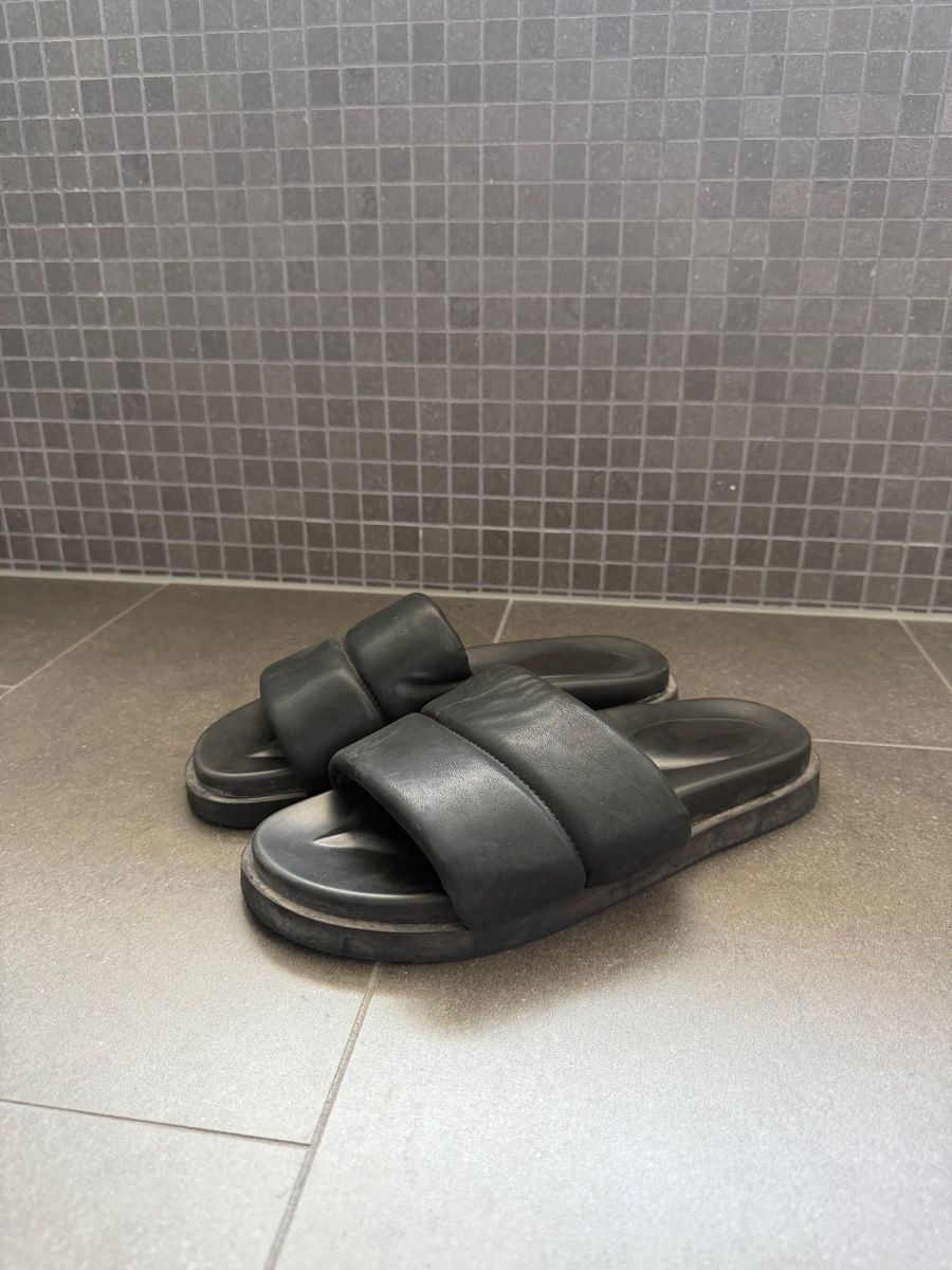 Chaussures hommes: Schwarze Pantoletten Grösse 42 – D'occasion à Rüfenacht BE par lis_rc6n 1