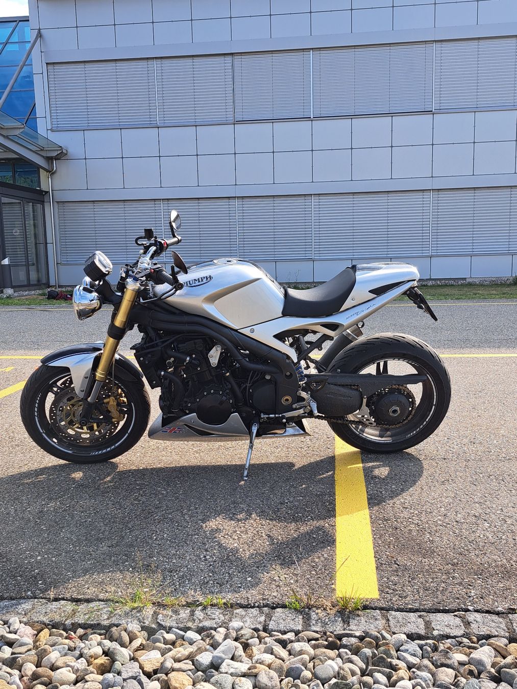 Triumph Strada: Moto Triumph Speed Triple 1050 – Usato da Le Landeron venduto da Macadam1 2