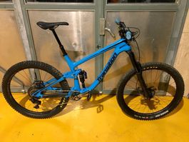 Vollgefedertes Mountainbike der Marke Transition