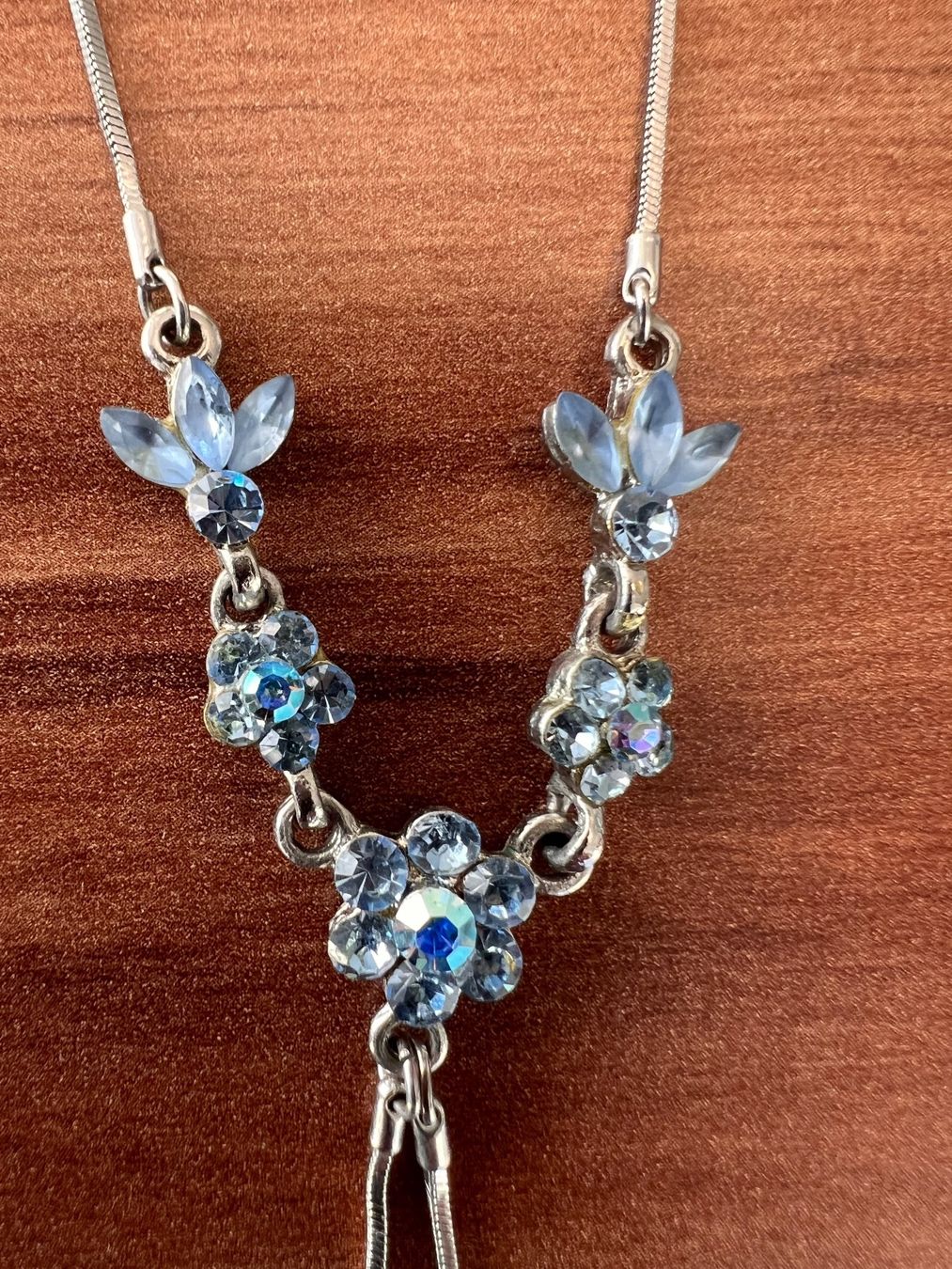 Catenine: Hellblaue Blüten-Kette – Usato da Zürich venduto da Cdefinitiv