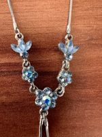 Hellblaue Blüten-Kette