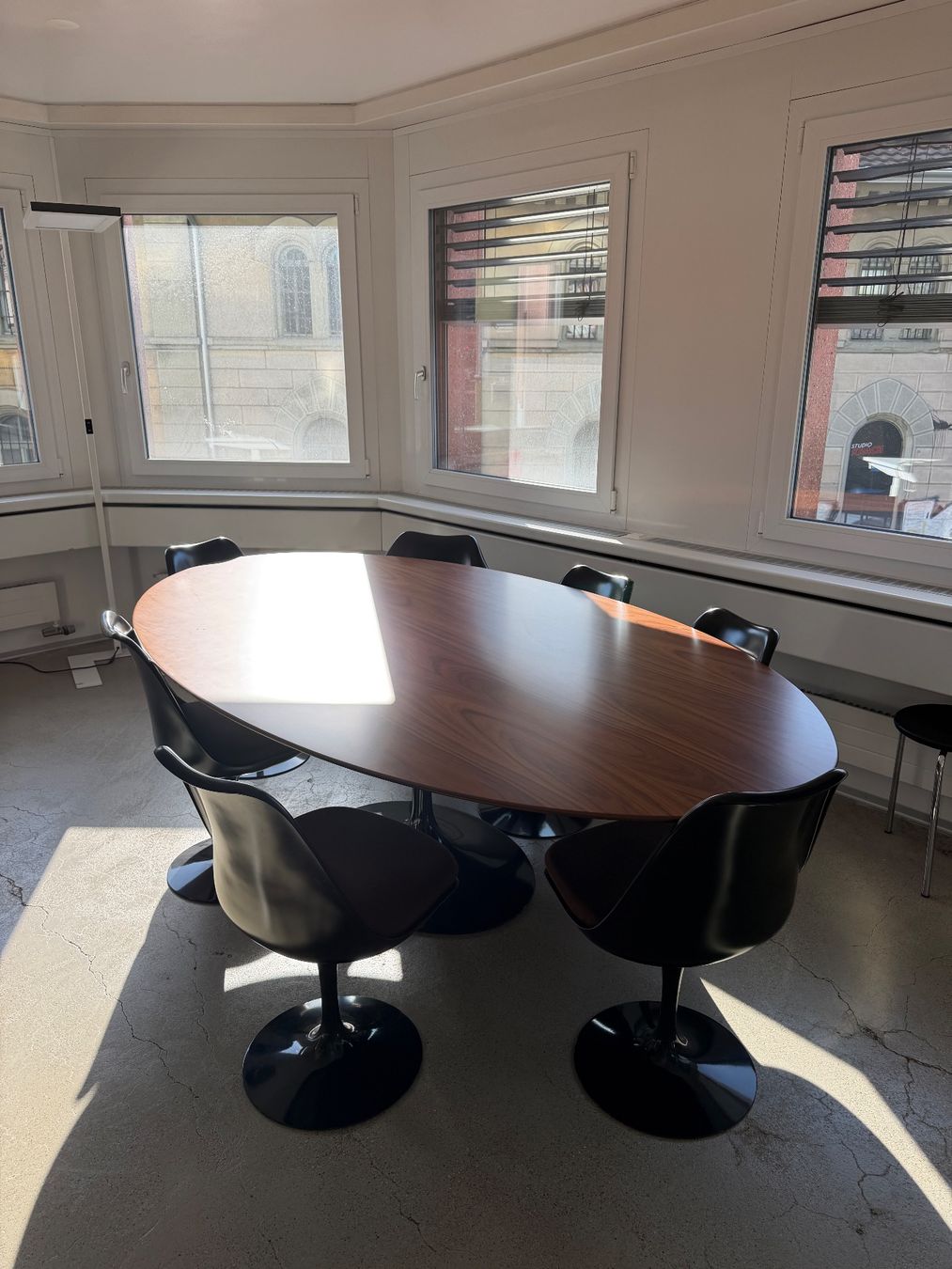 Set de table et chaises: Saarinen Tisch & Stühle – D'occasion à Zollikon par Jansau