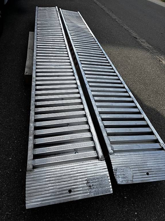 Rampe di accesso: Verladerampe – Usato da Kriechenwil venduto da FK-Holz 1