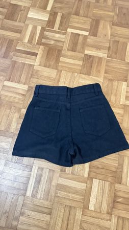 Black denim shorts, perfect for summer days! Size xs