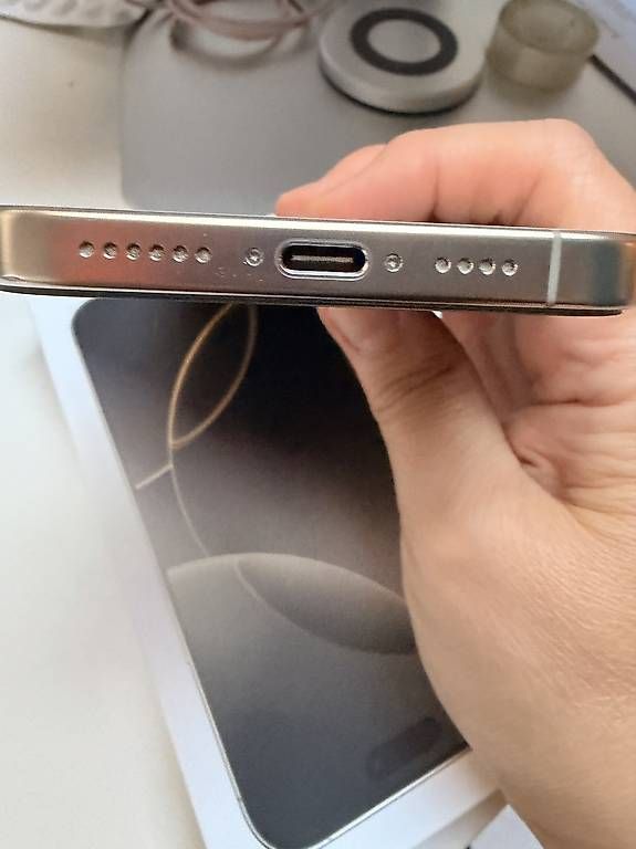 Apple Telefoni cellulari / Smartphones: iPhone 16 Pro Max Farbe Natural 512 GB – Usato da Würenlos venduto da Ela_73 3