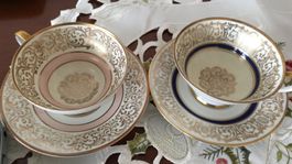 Zwei Espressotässchen, blau und hellrosa