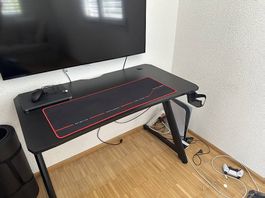 Gamingtisch in Carbonlook