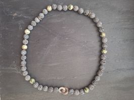 Halskette weisser Lava mit Rhyolith und Silberelementen