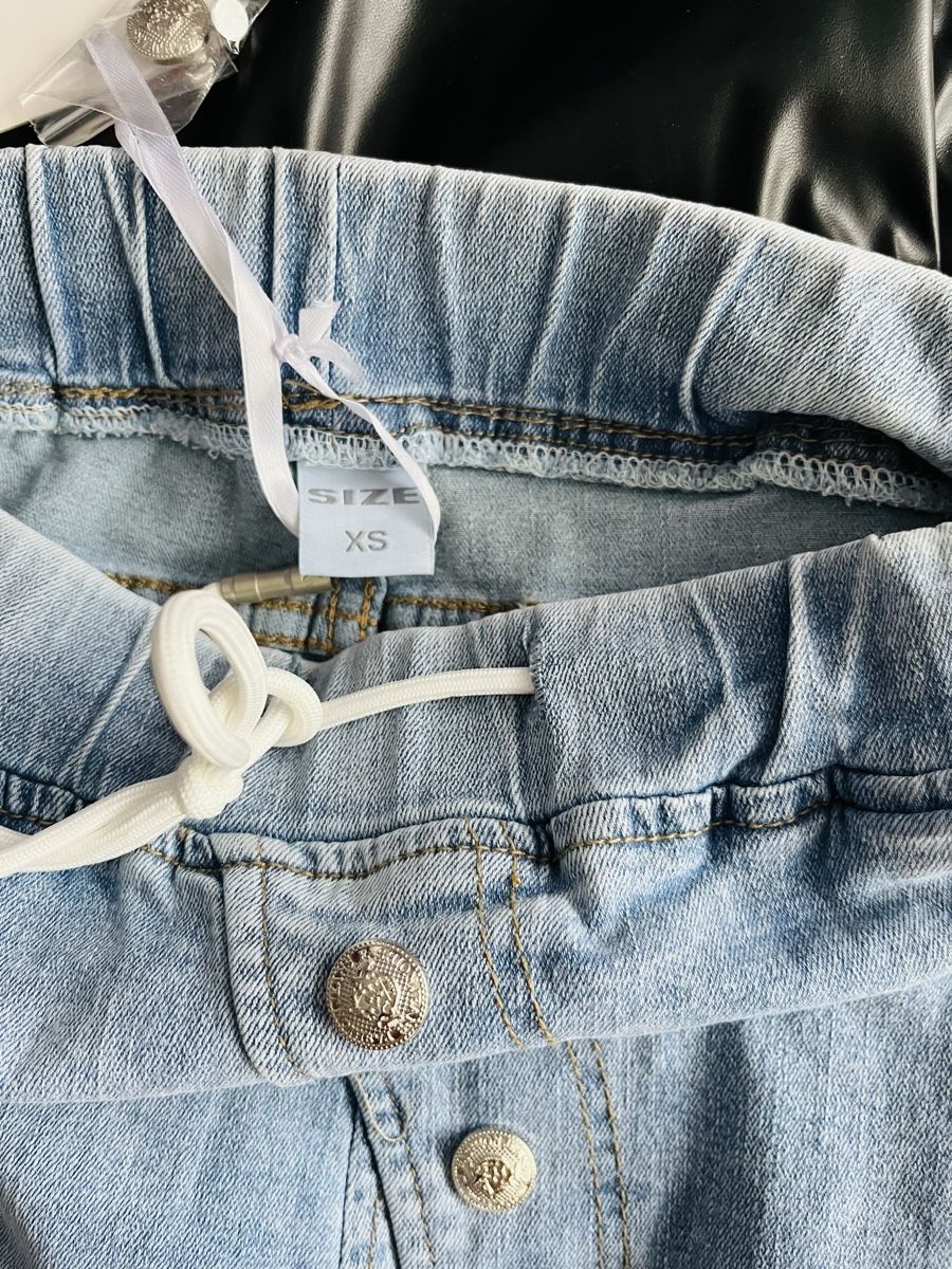 Pantalons: Jeans Hose hellblau mit Knopfleiste elastisch Grösse XS – Neuf (Voir description) à Rorschacherberg par gko_cn7f 2