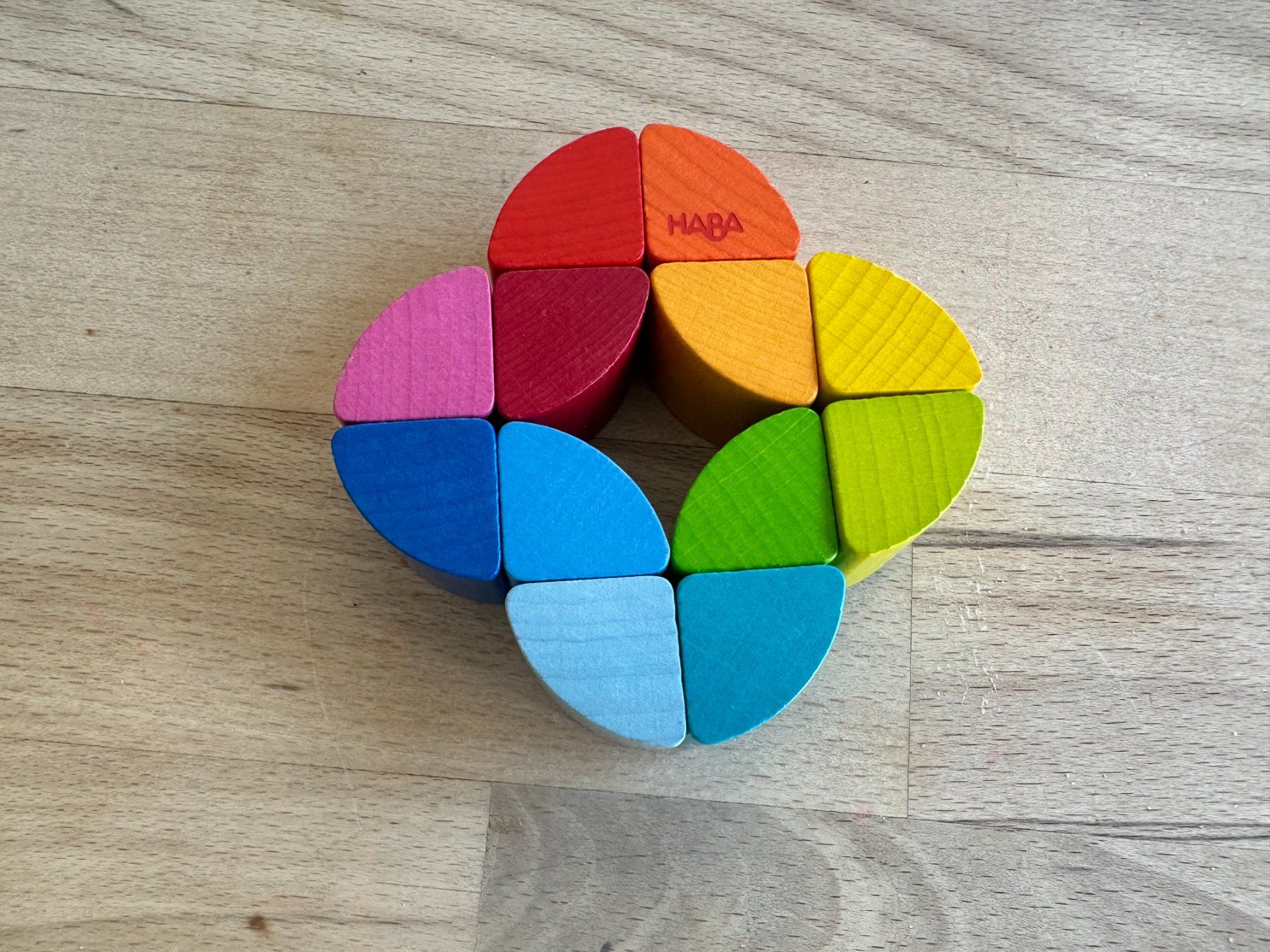 Haba Giocattoli: Haba Holzfigur elastisch in regenbogenfarben – Usato da Buchberg venduto da jaene