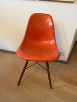 Vitra Eames Fiberglass Side Chair (DSW), orange, Holzgestell