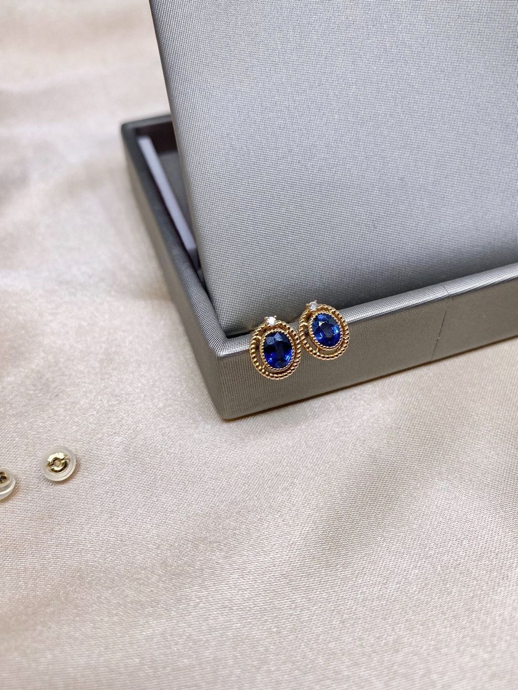 Ohrringe & -stecker: Saphir Ohrstecker /18k Gold/ Diamanten – Neu und originalverpackt aus Sarnen von Yingsperlen1 2