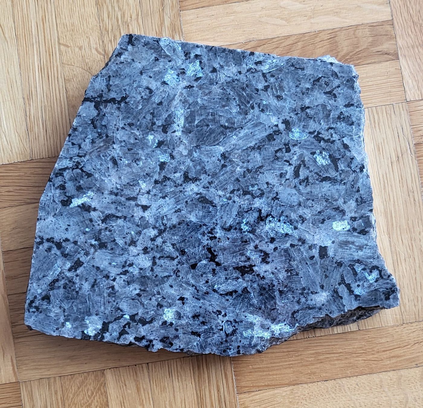 Steine & Dachziegeln: Granitplatte, Labrador bleu, ca. 2 kg – Gebraucht aus Adlikon b.Regensdf von YvZi