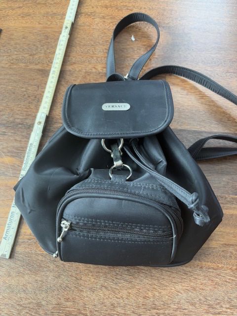 Versace Zaini: Rucksack schwarz, Handtasche oder zum Rennen/Walken – Usato da Pfäffikon ZH venduto da GZHDZV