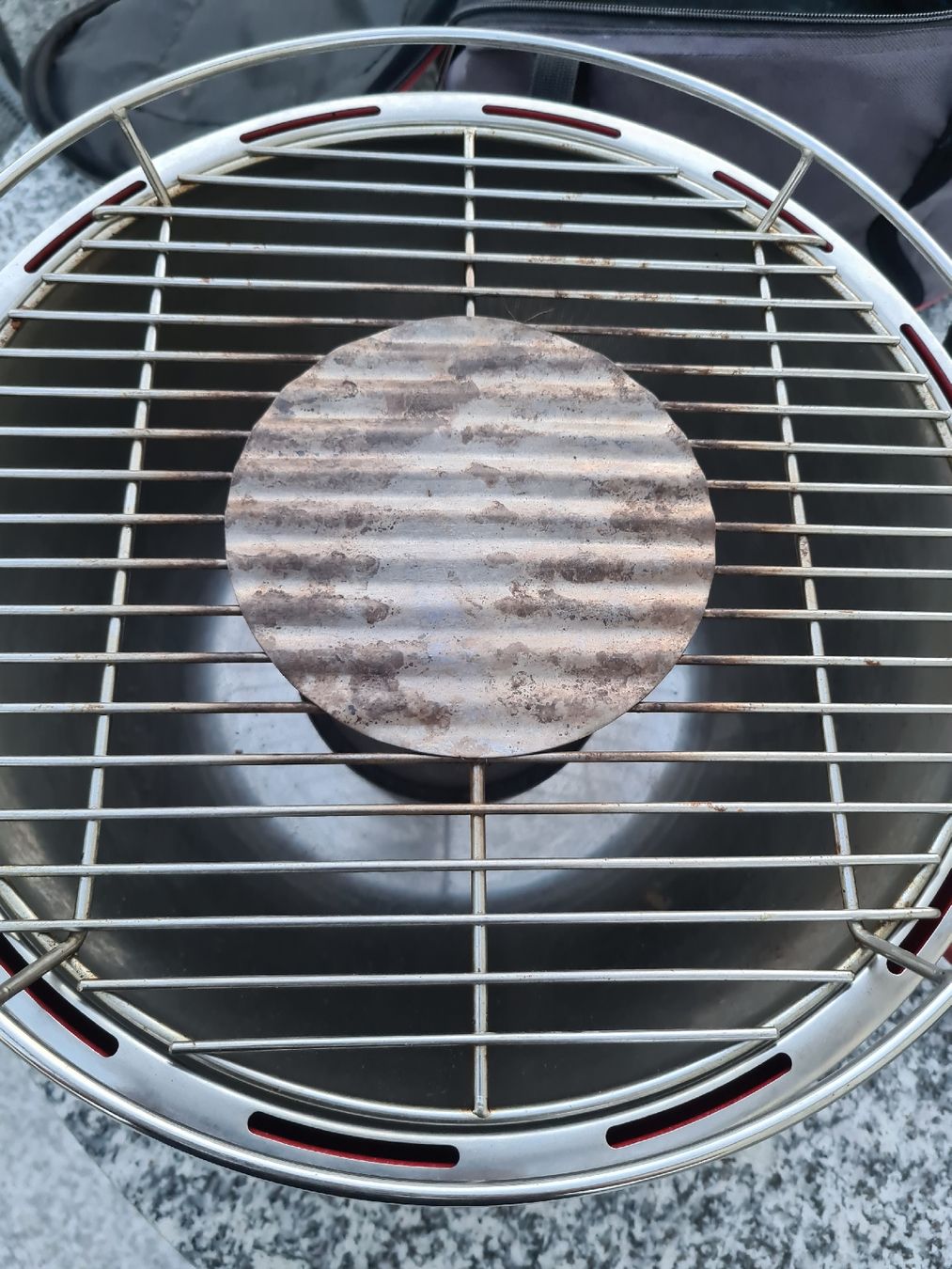 Grils: Lotusgrill mit Deckel, Holzkohlengrill – D'occasion à Waldkirch par Hypertenuse 1