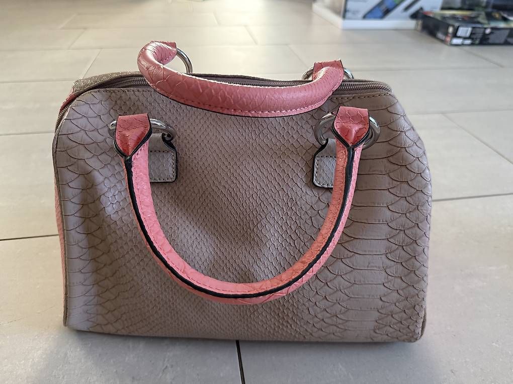 Taschen für Damen: Neue Guess Handtasche – Neu und originalverpackt aus Regensdorf von Anna.s.45 1