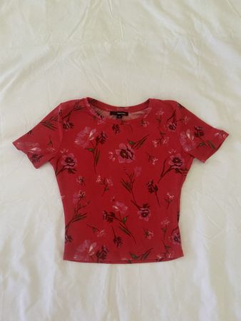 maglia rossa a fiori