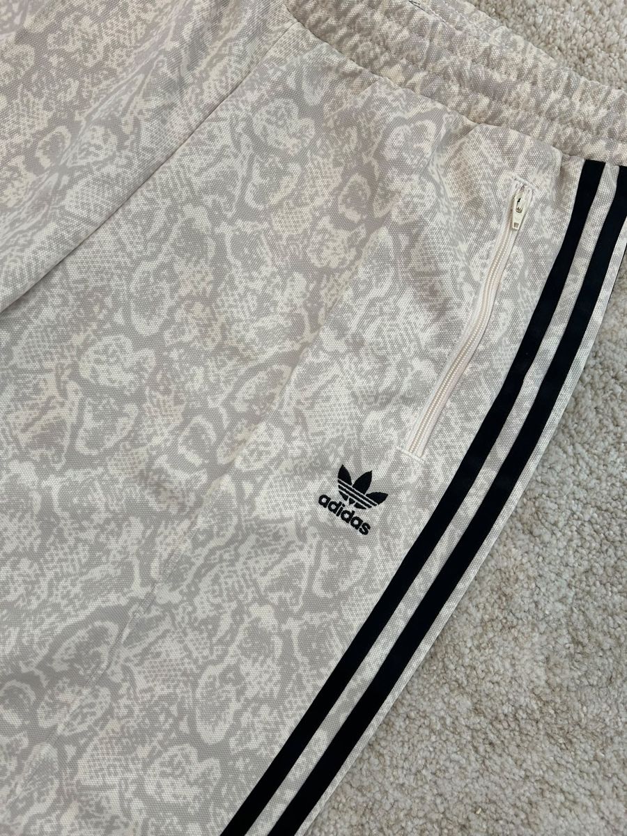Adidas Pantaloni: adidas trackpants snakeskin optic white/grey – Usato da Dietlikon venduto da leaaasells 3