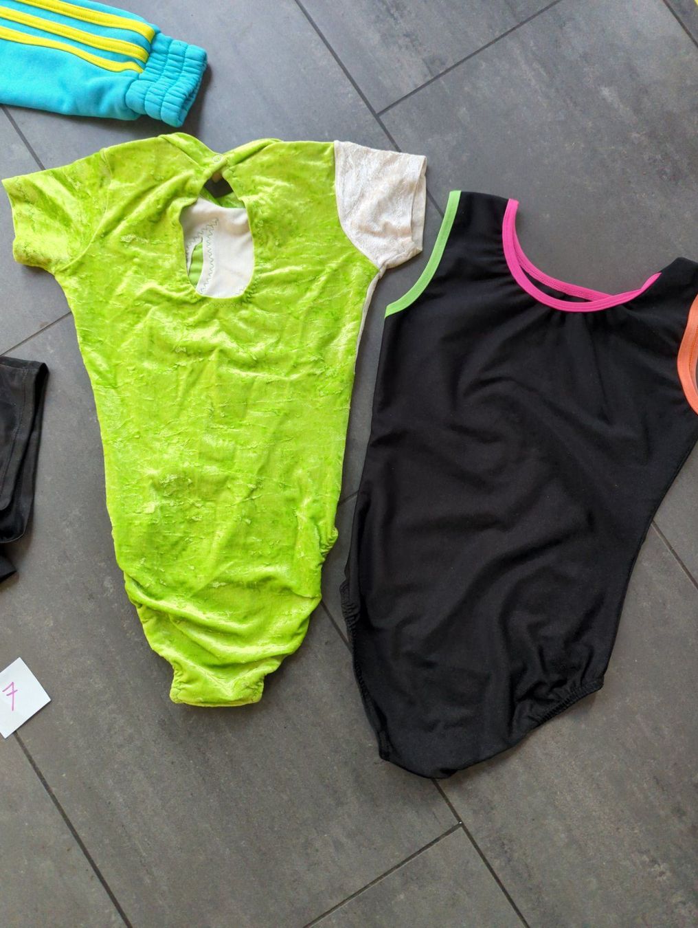 Adidas Lotti & Set di vestiti: Turn Kleider Set. Kunstturnen Grösse 52cm – Usato da Himmelried venduto da Paura 3