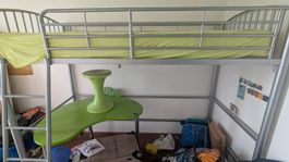 Lit à étage avec table et tabouret