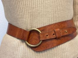Klassischer Ledergürtel mit Messingring