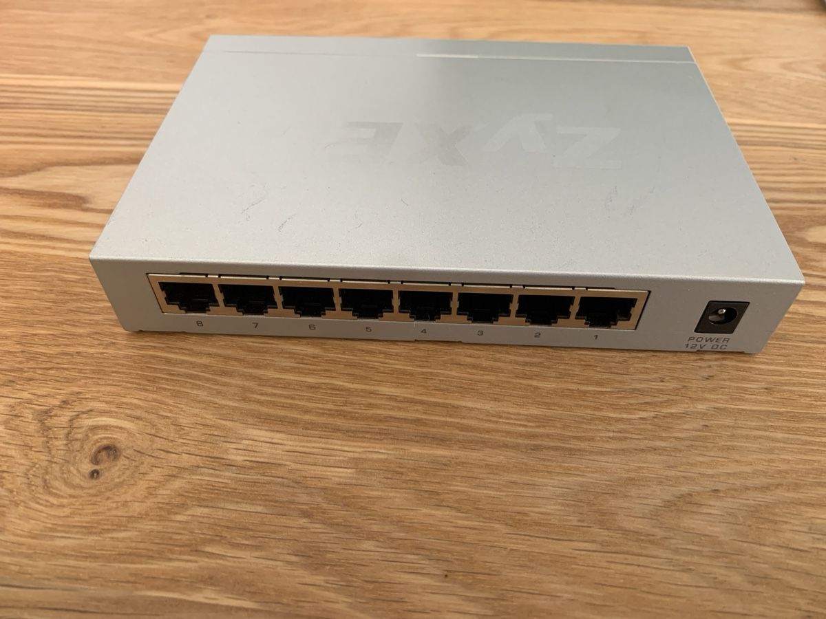 Zyxel Hub & Switch: Switch Zyxel GS-108A – Usato da Chardonne venduto da 245308 1