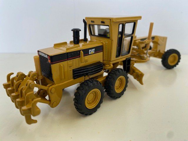 Caterpillar Kit di modellismo & Modellini statici: Metall Modell CAT 140H Motor Greader 1/50 – Nuovo e nell'imballaggio originale da Urtenen-Schönbühl venduto da Fly67 1