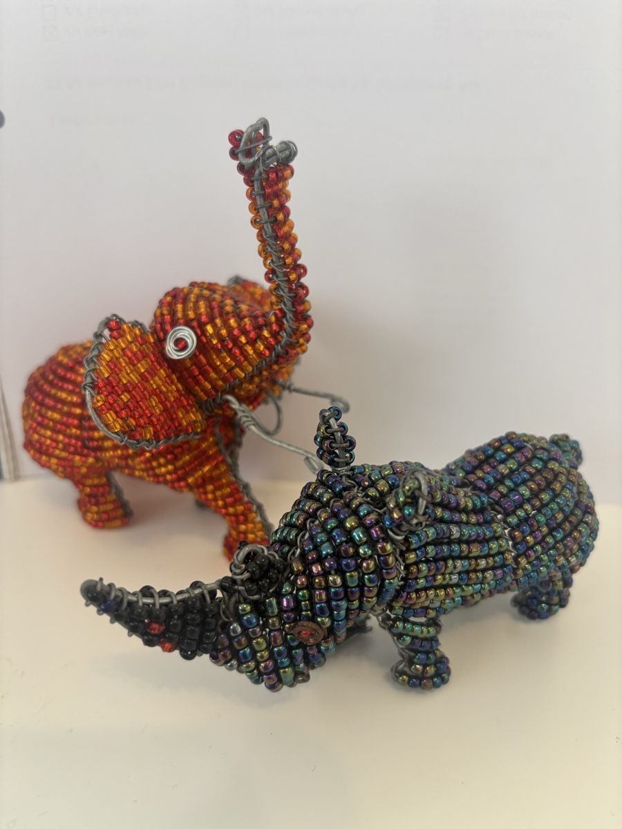 Statuette: Handgemachter Perlen-Elefant und Nashorn – Usato da Küttigen venduto da GitLab