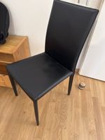 Zwei schwarze Stühle aus Kunstleder