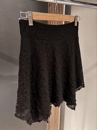 Damen Minirock schwarz aus Spitze asymmetrischer Schnitt