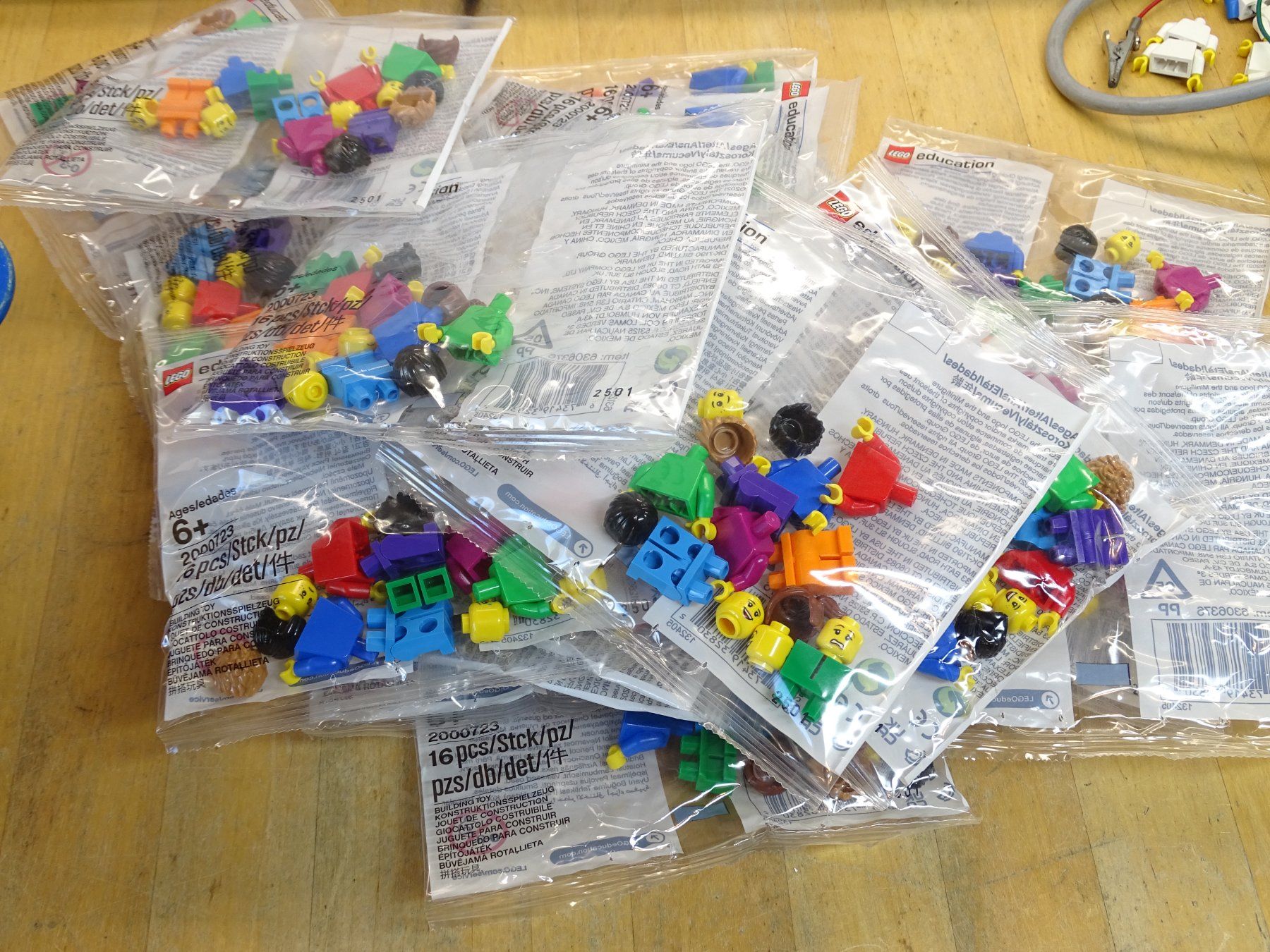 Lego Kit di costruzioni: Lego 2000723 4 x Minifigs Neu, OVP – Nuovo e nell'imballaggio originale da Wohlen AG venduto da Bricktoys 3